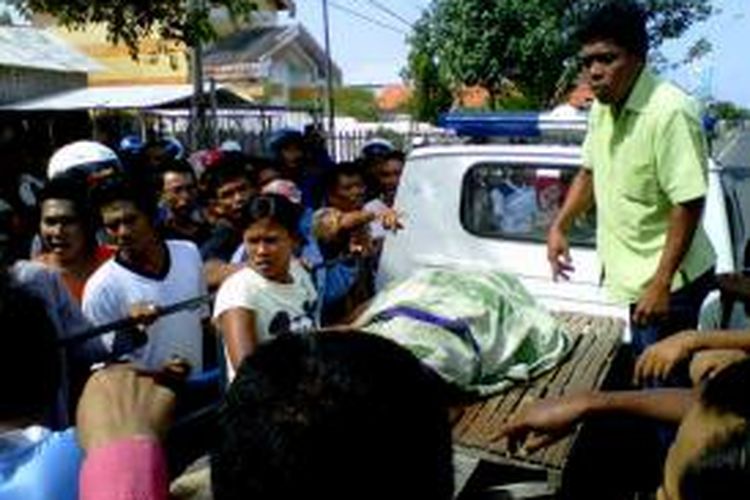 Mayat korban tewas antara sepeda motor dengan truk tankis pengangkut premium di Pamekasan, dinaikkan ke mobil Polisi.