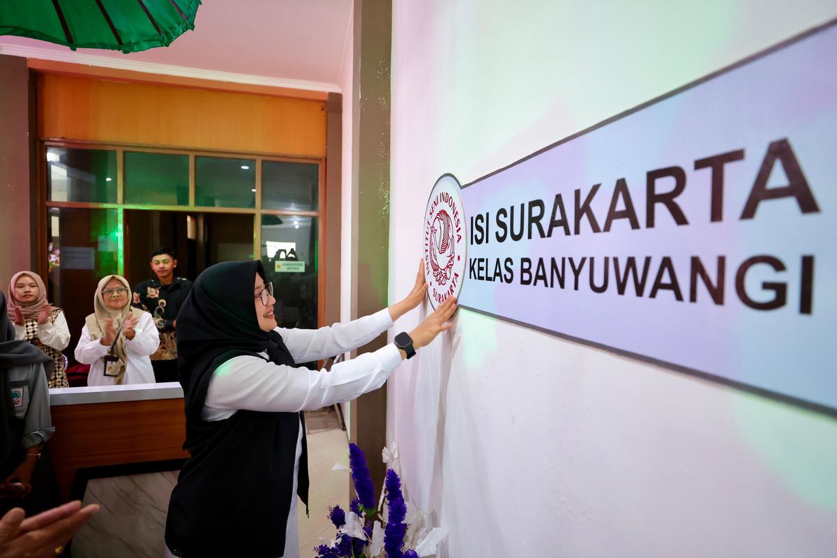 Bupati Banyuwangi Ipuk Fiestiandani memasang plakat menandai resmi dibukanya ISI Surakarta Kelas Banyuwangi. 