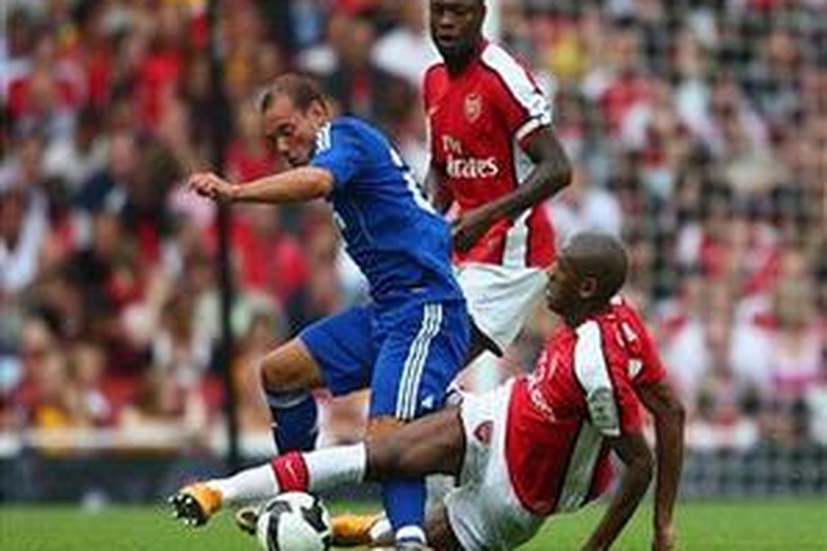 Wesley Sneijder (biru), mendapat tekel keras dari Abou Diaby. Tak seperti perkiraan sebelumnya, Sneijder hanya bakal absen tiga bulan.