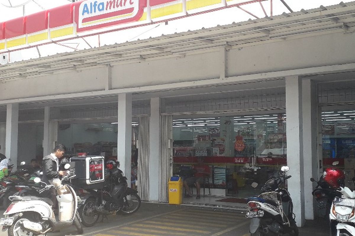 Tampak depan gerai Alfamart di Jalan Cipinang Jaya yanng menjadi lokasi pencurian, Selasa (18/6/2019).