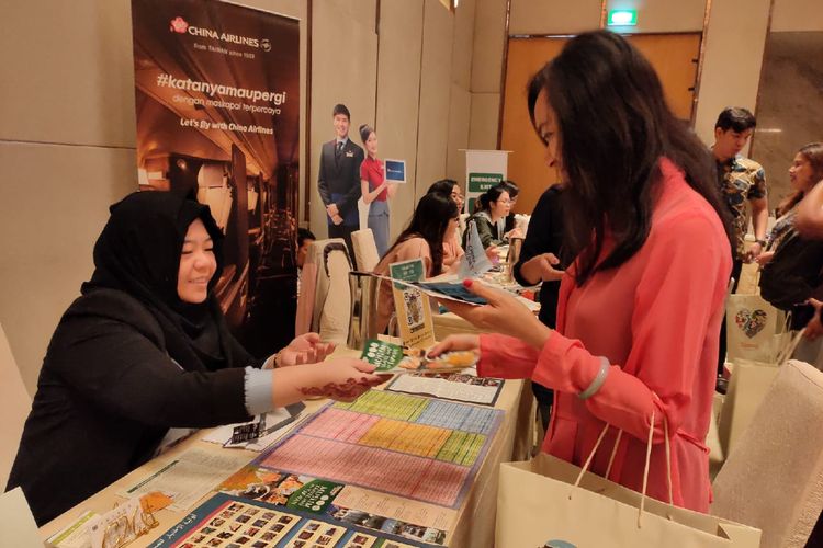 Peserta acara tengah berinteraksi dengan agen perjalanan wisata Taiwan di acara 2020 Taiwan Tourism Workshop, Jakarta, Senin (24/2/2020).