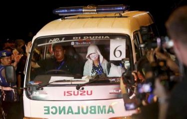 Ambulans yang membawa jenasah para terpidana mati kasus narkotika tiba dari Nusakambangan, di Cilacap, Jawa Tengah, Rabu (29/4/2015). Delapan terpidana mati kasus narkoba telah dieksekusi mati secara serentak di Nusakambangan, Jawa Tengah, pukul 00.25. Sementara itu eksekusi terhadap Mary Jane ditunda. 