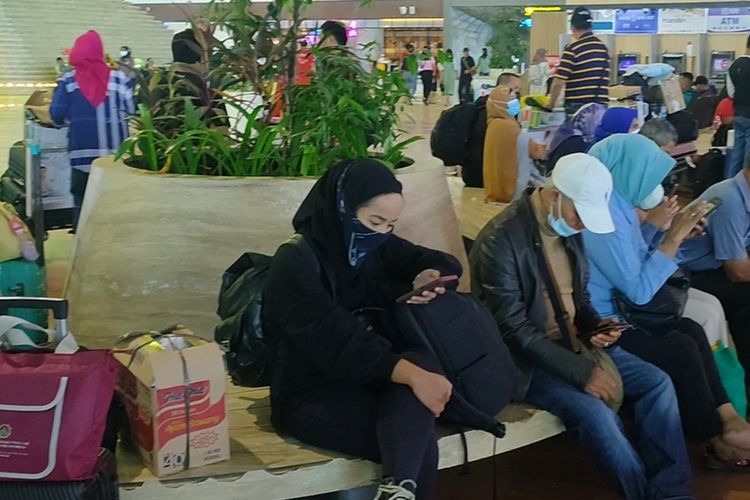 Antrean panjang penumpang check in di Bandar Udara Yogyakarta International Airport (YIA) di Kapanewon Temon, Kabupaten Kulon Progo, Daerah Istimewa Yogyakarta. Paling banyak tujuan Jakarta, Balikpapan dan Denpasar.