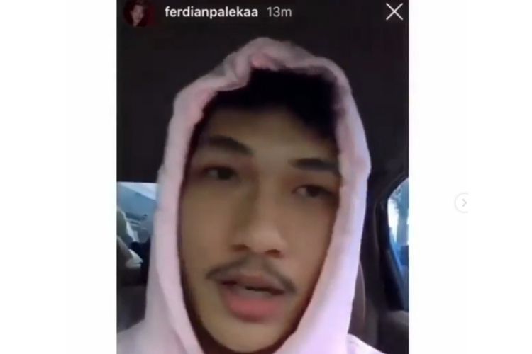 YouTuber Ferdian Paleka yang tersandung kasus prank sembako isi batu dan taoge busuk, yang dibaikan ke sejumlah transgender di Bandung.