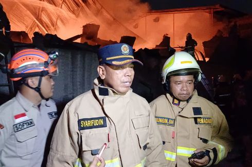 Petugas Damkar Terjatuh dari Tangga Saat Padamkan Api di Gudang Lazada Cengkareng