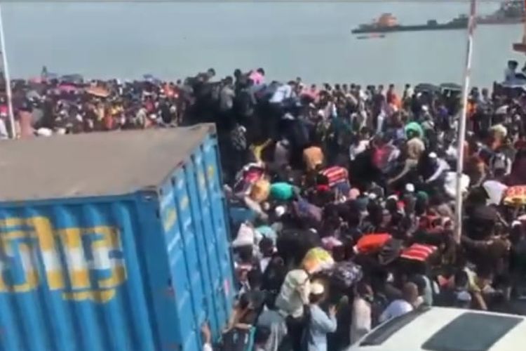 Pelabuhan di Dhaka, Bangladesh yang dibanjiri orang untuk keluar dari ibu kota sebelum lockdown nasional yang dimulai pada Senin (28/6/2021). [SS/YOUTUBE/BANGLADESH NEWS]