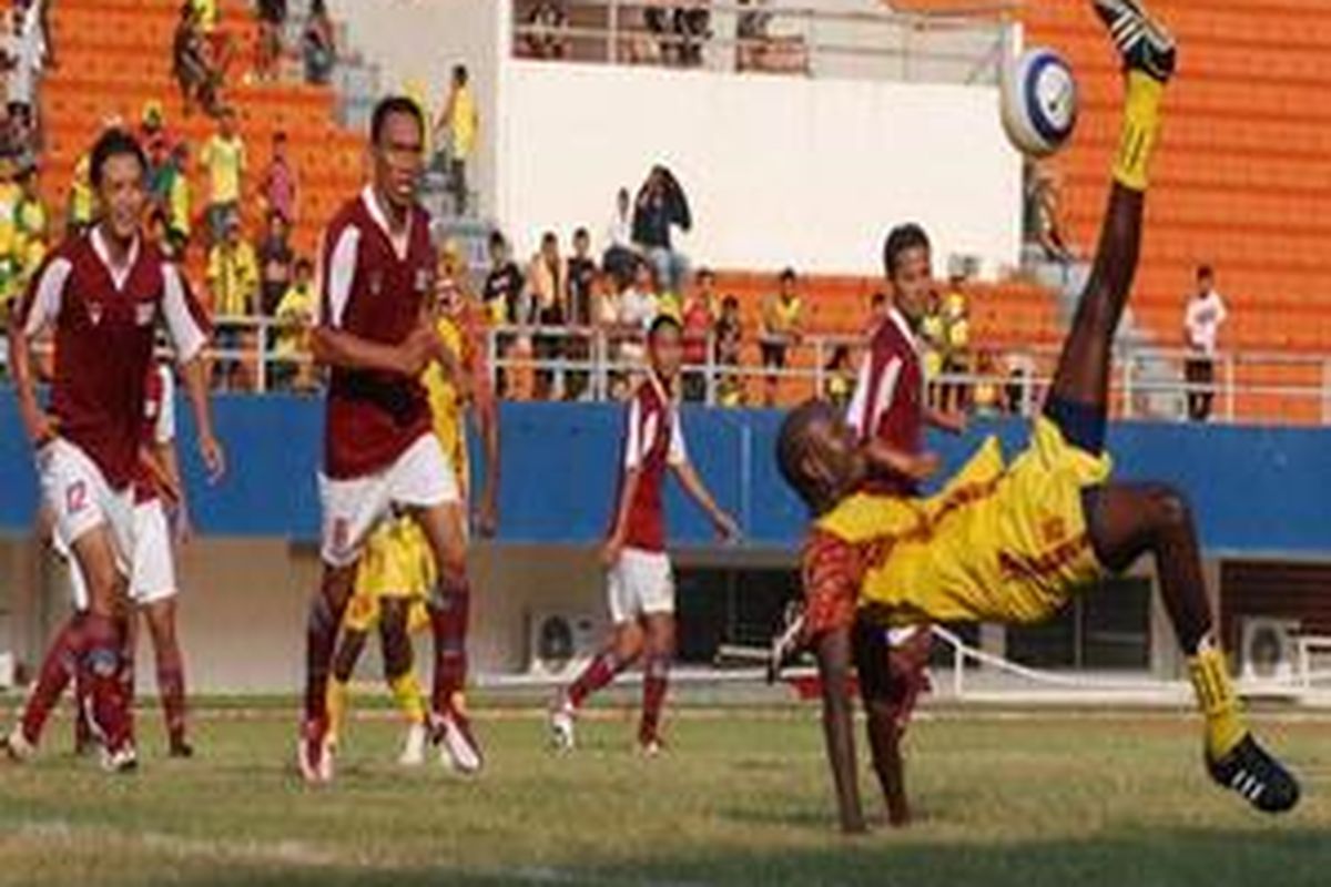 ATRAKSI  --- Striker Sriwijaya FC, Ngon A Djom (kanan) melakukan tendangan salto ketika terjadi kemelut di depan gawang Batara Purwakarta FC di Stadion Gelora Sriwijaya Jakabaring, Palembang, Sabtu (17/5). Pertandingan persahabatan dan uji coba ini dimenangi Sriwijaya FC dengan skor 4-0. 