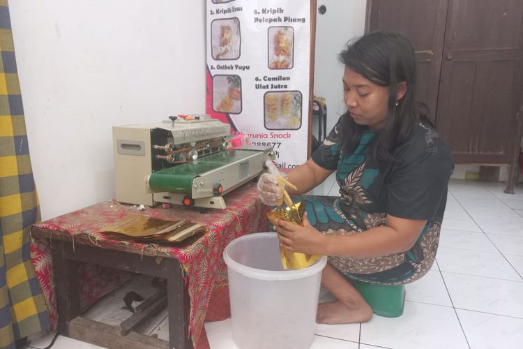Ika Wulandari saat mengemasi keripik pelepah pisang pasca diolah, untuk dijual ke konsumen