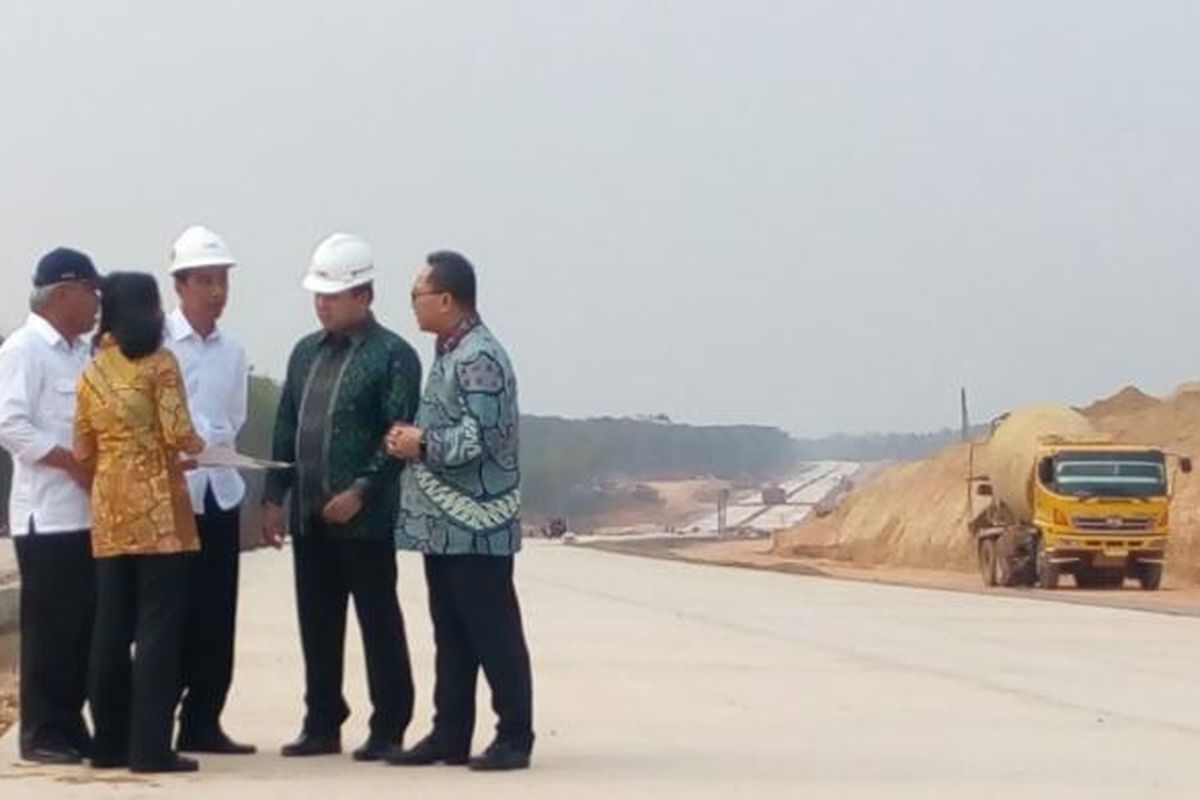 Presiden Joko Widodo meninjau pembanguan ruas tol Trans Sumatera. Tampak di foto Ketua Umum Partai Amanat Nasional (PAN) Zulkifli Hasan (berbatik biru) turut mendampingi Presiden.