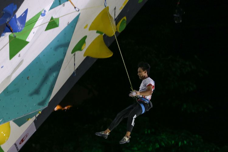 Atlet panjat tebing Indonesia Raviandi Ramadhan bertanding pada final nomor perlombaan lead seri ke-12 Piala Dunia Panjat Tebing 2022 di SCBD Park, Jakarta, Senin (26/9/2022). Meski gagal menjadi juara, pemanjat berusia 19 tahun ini menorehkan sejarah atlet panjat tebing lead Indonesia pertama yang lolos di babak final seri Piala Dunia sejak ajang ini dimulai pada 1989.