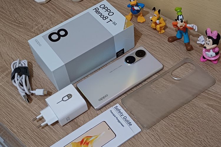 Kotak penjualan Oppo Reno8 T 5G dan isi di dalamnya . Di dalam kotak penjualan Reno8 T 5G, konsumen akan mendapatkan beberapa pelengkap dan aksesori, selain mendapatkan unit ponselnya.

Beberapa di antaranya adalah kepala (adapter) pengisi daya (charger) SuperVOOC 67W, kabel data USB (USB-A ke USB-C), SIM ejector, panduan cepat dan keselamatan memakai ponsel, serta pembungkus (case) ponsel untuk melindungi perangkat dari benturan.