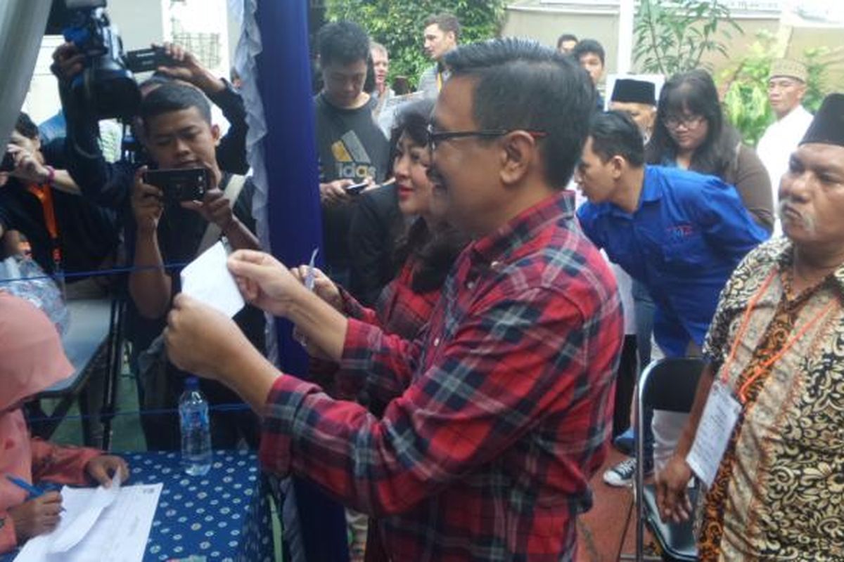 Calon wakil gubernur DKI Jakarta Djarot Saiful Hidayat bersama istrinya, Happy Farida mencoblos di TPS 08, Jakarta Selatan, Rabu (15/2/2017)