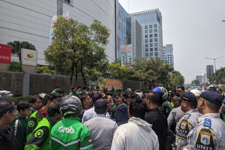 ojol okupasi jalan di depan mal Emporium Pluit, Jakarta Utara, tal terima ditertibkan dan bersitegang dengan petugas Sudinhun Jakut