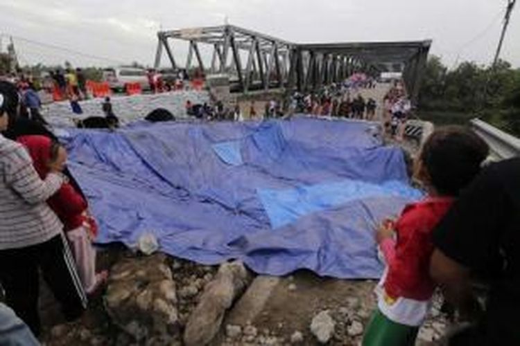 Ilustrasi: Warga menyaksikan dibukanya kembali Jembatan Comal Pantura, Pemalang, Jawa Tengah, beberapa waktu lalu