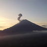 Gunung Semeru Letuskan Asap Tebal Setinggi 800 Meter