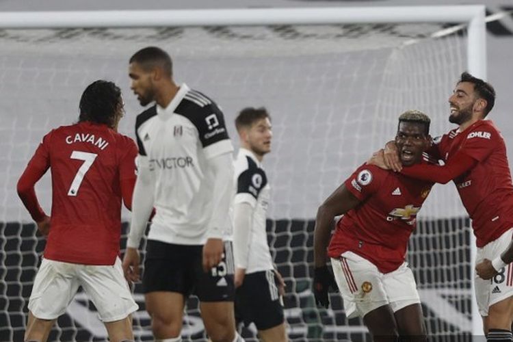 Para pemain Manchester United merayakan gol Paul Pogba dalam pertandingan Fulham vs Man United pada Liga Inggris di Stadion Craven Cottage, Kamis (21/1/2021) dini hari WIB. 