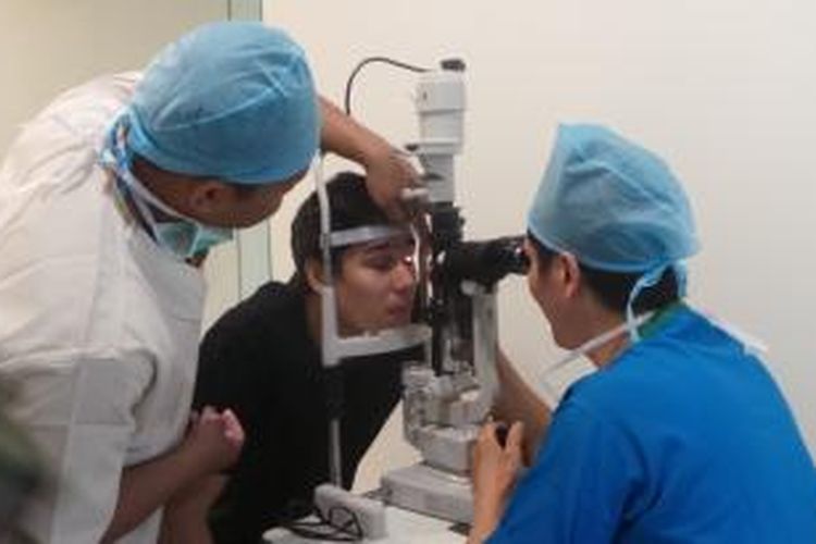 Artis Mischa Candrawinata melakukan serangkaian pemeriksaan sebelum menjalani operasi lasik untuk matanya di Klinik Mata Nusantara, Jakarta Selatan, Selasa (9/9/2014).