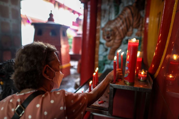 Warga keturunan Tionghoa melakukan ibadah Tahun Baru Imlek 2573 Kongzili di Vihara Dharma Bhakti, Petak Sembilan, Glodok, Jakarta, Selasa (1/2/2022). Vihara Dharma Bhakti melakukan sembahyang dengan tetap menerapkan protokol kesehatan guna mencegah penularan Covid-19.