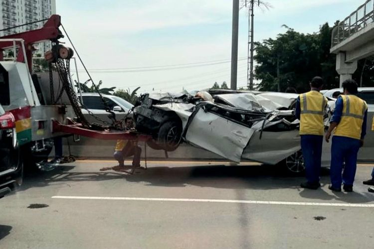 Kecelakaan melibatkan mobil minibus bernomor polisi  F 1303 RS dengan truk bernomor polisi AA 1904 BA di Jalan Tol Jorr JLB dekat KM 5.800 B, Cengkareng, Jakarta Barat, pada Senin (26/9/2022).
