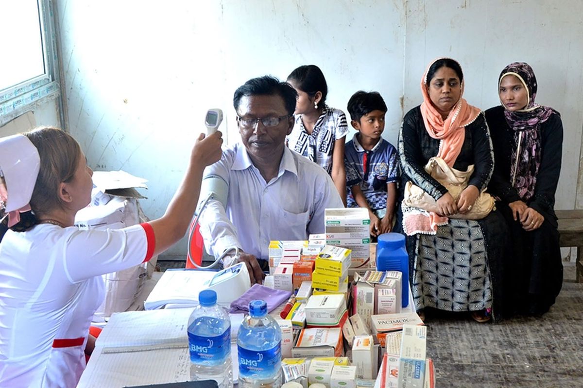 Foto yang dirilis kantor berita Myanmar, Sabtu (14/4/2018), menampilkan satu keluarga Rohingya tengah menjalani pemeriksaan kesehatan di kamp pemulangan di kota Taungpyoletwei, Myanmar. Pemerintah Bangladesh membantah kelima warga Rohingya tersebut bagian dari ratusan ribu pengungsi yang melarikan diri dari Rakhine.