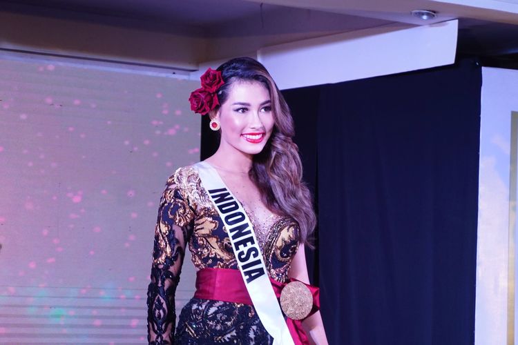 Puteri Indonesia 2019, Frederika Alexis Cull  dalam jumpa pers terkait keberangkatannya sebagai perwakilan Indonesia di ajang Miss Universe 2019 di kawasan Menteng, Jakarta Pusat, Selasa (19/11/2019).