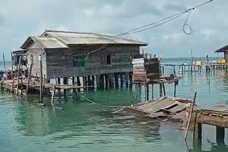 Angin kencang dan tingginya gelombang di Perairan Bintan, Kepulauan Riau (Kepri) membuat dua rumah warga di Kabupaten Bintan romboh.