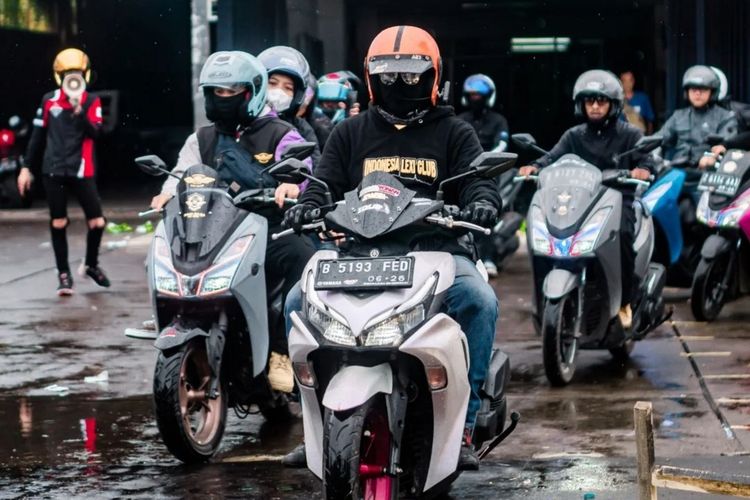 Lima lady bikers anggota Yamaha Lexi Club Indonesia (YLCI) melakukan touring gabungan menuju Bali. 