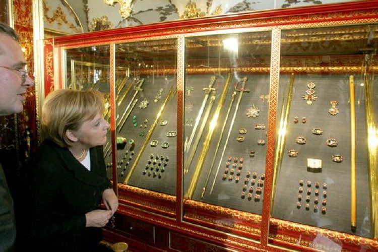Kanselir Jerman Angela Merkel tengah melihat koleksi di Museum Green Vault di Dresden. Perhiasan berharga yang ditaksir bernilai Rp 15 triliun dilaporkan dicuri dari museum tersebut pada Senin (25/11/2019).