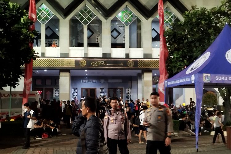 Evakuasi warga Gambir yang terdampak kebakaran di halaman Kantor Pemerintah Jakarta Pusat, Kamis (24/8/2023) dini hari. (KOMPAS.com/XENA OLIVIA)