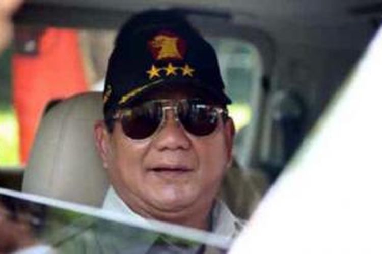 Prabowo Subianto dalam helikopter yang ditumpanginya untuk bertemu kader dan massa Gerindra di Bali, Senin (17/3/2014)