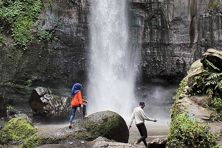 Dua wisatawan lokal sedang menikmati suasana alam di air terjun Sumber Pitu di Desa Dawet Krajan, Kecamatan Tumpang, Kabupaten Malang, Jawa Timur, pertengahan Maret lalu. Sumber Pitu merupakan salah satu dari sejumlah air terjun di Kabupaten Malang yang memukau wisatawan lokal.