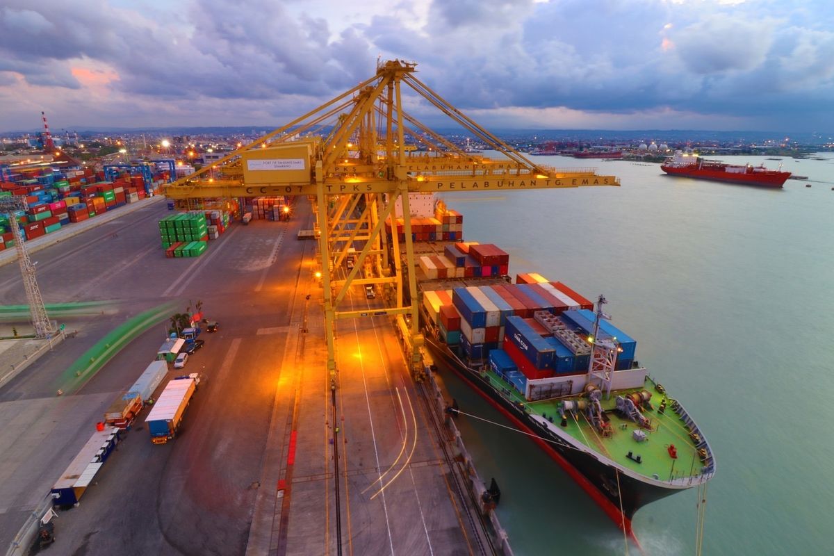 Pelindo memastikan layanan pelabuhan beroperasi 24 jam selama angkutan Lebaran 2026, mendukung mobilitas pemudik dan distribusi logistik nasional.