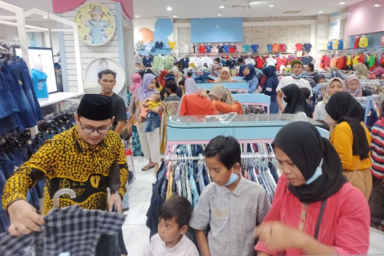 Kepala Desa Sidomulyo Kecamatan Silo Kabupaten Jember, Kamiludin sat mengajak anak yatim ke mall pada Sabtu (15/4/2023) 