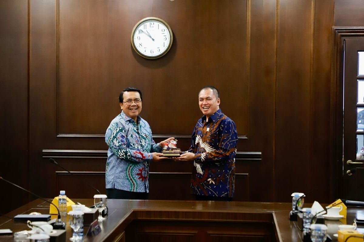 Ketua Komisi Pengawas Persaingan Usaha (KPPU) M Fanshurullah Asa saat melakukan pertemuan dengan Ketua Mahkamah Agung (MA) Syarifuddin di Gedung MA, Jumat (17/5/2024).