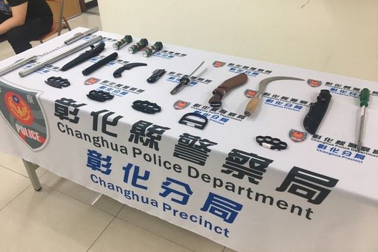 Barang bukti senjata tajam yang disita polisi Taiwan usai tawuran perguruan silat Indonesia di Taiwan