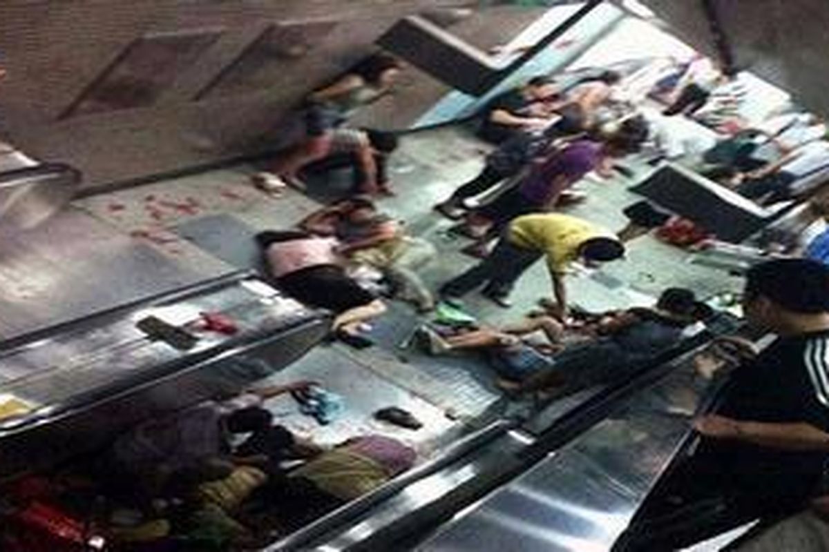 Para korban berjatuhan setelah eskalator yang bergerak naik tiba-tiba mundur di subway Beijing Zoo, Beijing, China, Selasa (5/7/2011).