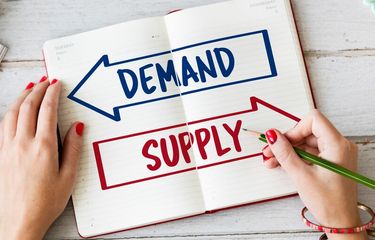 Teori permintaan dan penawaran adalah menjelaskan tentang hubungan transaksi jual beli di pasar antara para calon pembeli dan penjual dari suatu barang.