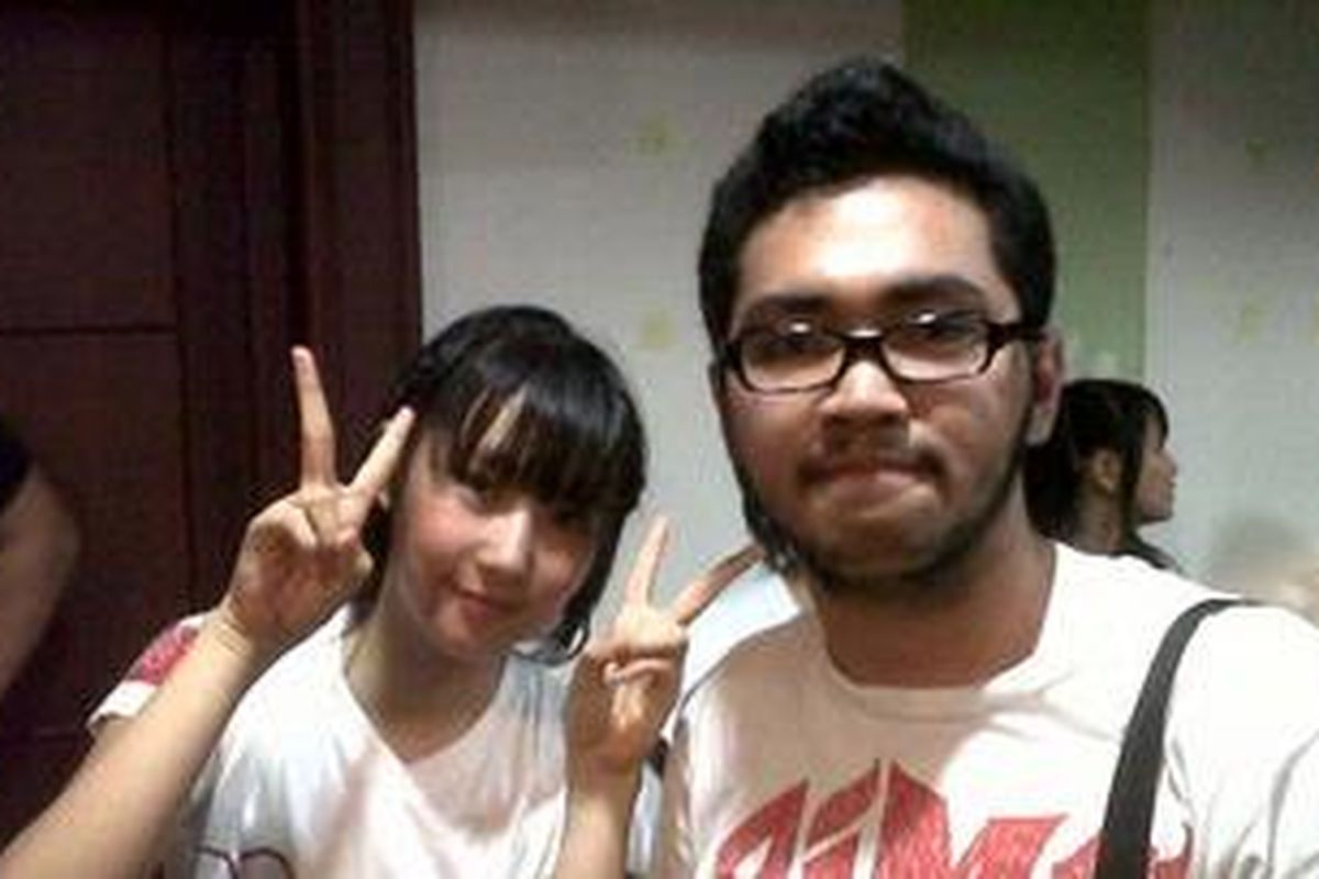 Wedha saat sesi foto bersama Dhike, salah satu personel JKT48 di akhir acara JKT48 Theater, Minggu (20/5/2012).