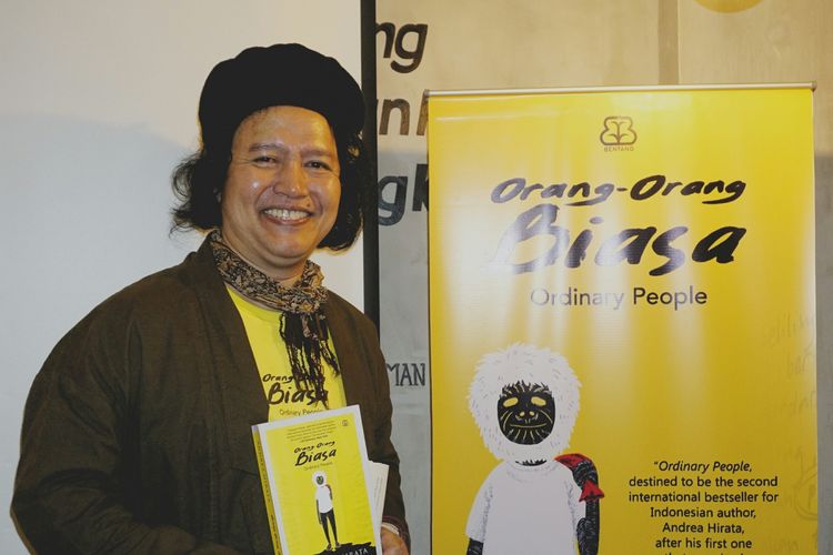 Penulis novel Andrea Hirata dalam jumpa pers peluncuran novel Orang-orang Biasa di Diskusi Kopi, Setiabudi, Jakarta Selatan, Kamis (28/3/2019).