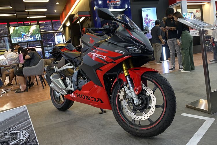 Honda CBR 250 di booth AHM selama Jakarta Fair 2023
