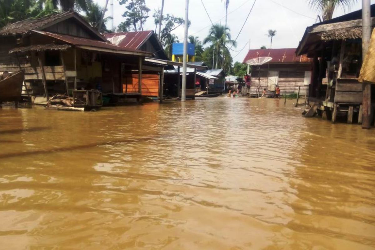 Banjir merendam pemukiman penduduk di Desa Teluk Rumbia, Kecamatan Singkil, Kabupaten Aceh Singkil, Minggu (14/10/2018)