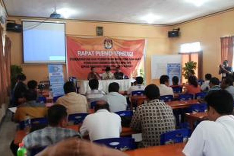 Komisioner KPU Sulut memimpin Rapat Pleno Terbuka terkait penghitungan suara ulang KPU Manado, 6 Mei 2014.