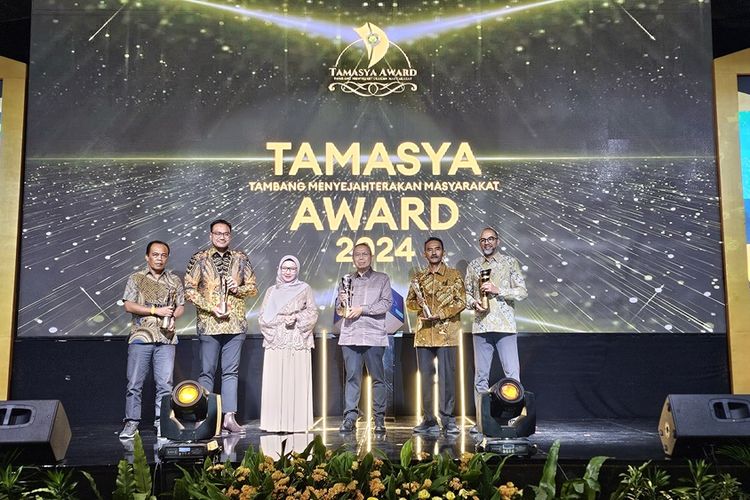 Vice President Government Relations Harry Pancasakti (paling kanan) mewakili PTFI menerima penghargaan Tamasya Award 2024 Kategori Implementasi Bidang Pendidikan.