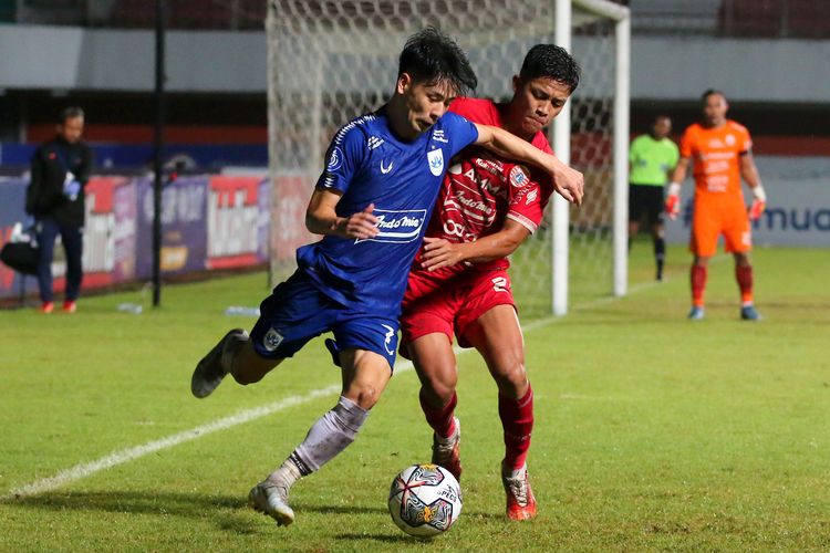 Pemain PSIS Semarang Taisei Marukawa berebut bola dengan pemain Persija Jakarta Rio Fahmi saat pertandingan pekan ke-11 Liga 1 2022-2023 yang berakhir dengan skor 2-0 di Stadion Maguwoharjo Sleman, Selasa (13/12/2022) malam.