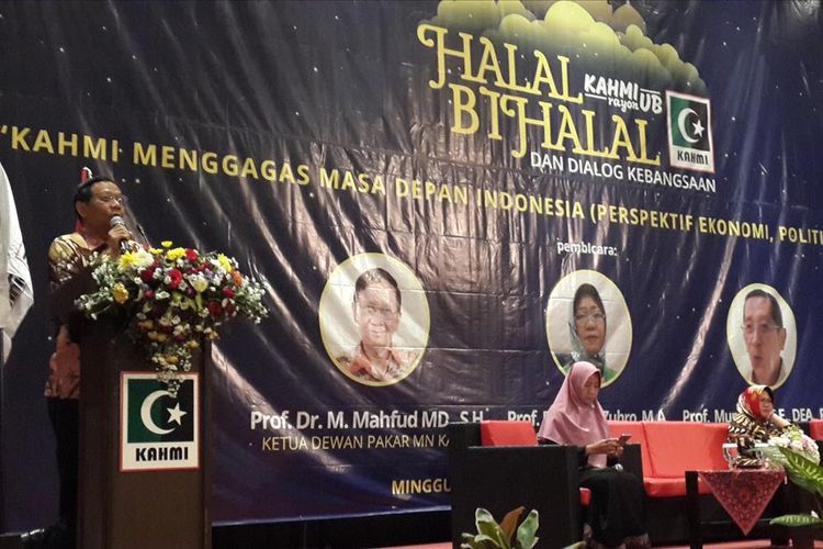 Mantan Ketua Mahkamah Konstitusi (MK), Mahfud MD saat menjadi pembicara dalan Halal bi Halal KAHMI Rayon Brawijaya di Kota Malang, Minggu (30/6/2019)