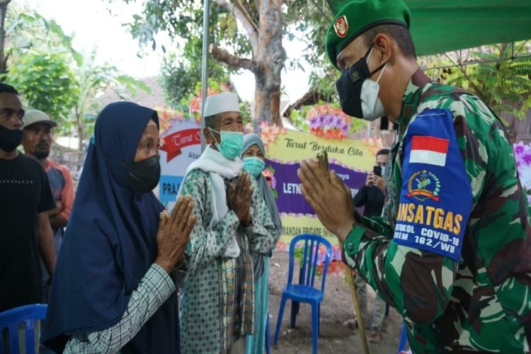 Komandan Korem (Danrem) 162/WB, Brigjend TNI Ahmad Rizal Ramdhani saat mengunjungi kediaman orang tua Lettu Dirman di Kabupaten Bima, NTB.