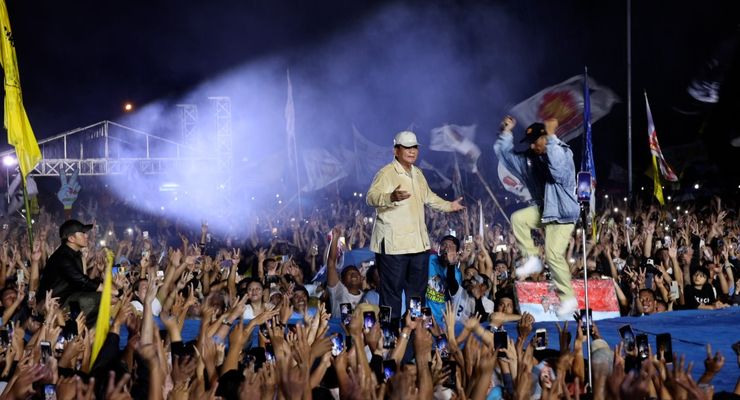 Joget Sambil Hujan-hujanan di Hadapan Warga Sulut, Prabowo: Saya Tidak Kedinginan