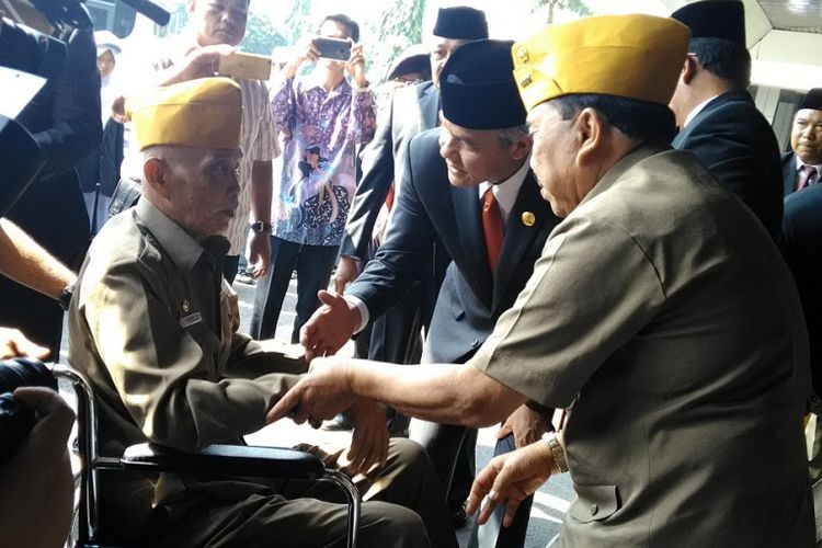 Gubernur Jateng Ganjar Pranowo bercengkrama dengan Soemar veteran perang saat peringatan Hari Pahlawan di Semarang, Jumat (10/11/2017). Dinilai berhasil memimpin Jawa Tengah, Soemar berharap Ganjar melanjutkan kepemimpinannya.