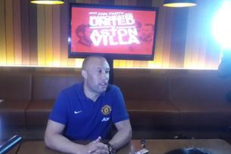 Mantan bek Manchester United, Mikael Silvestre, saat berkunjung ke Jakarta dalam rangkaian acara nonton bareng bertajuk 