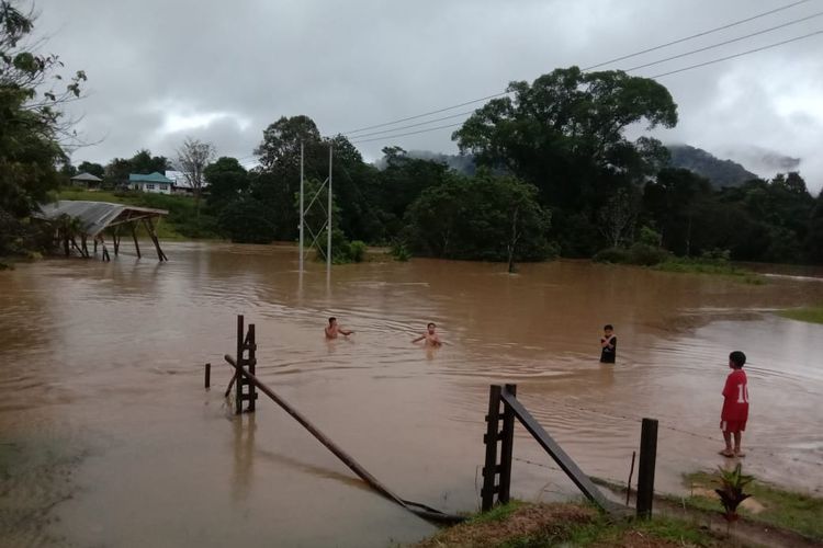 Banjir dari luapan Sungai Lutut di Long Umung meredam Jembatan Rurum Do', Rabu (20/9/2023). 